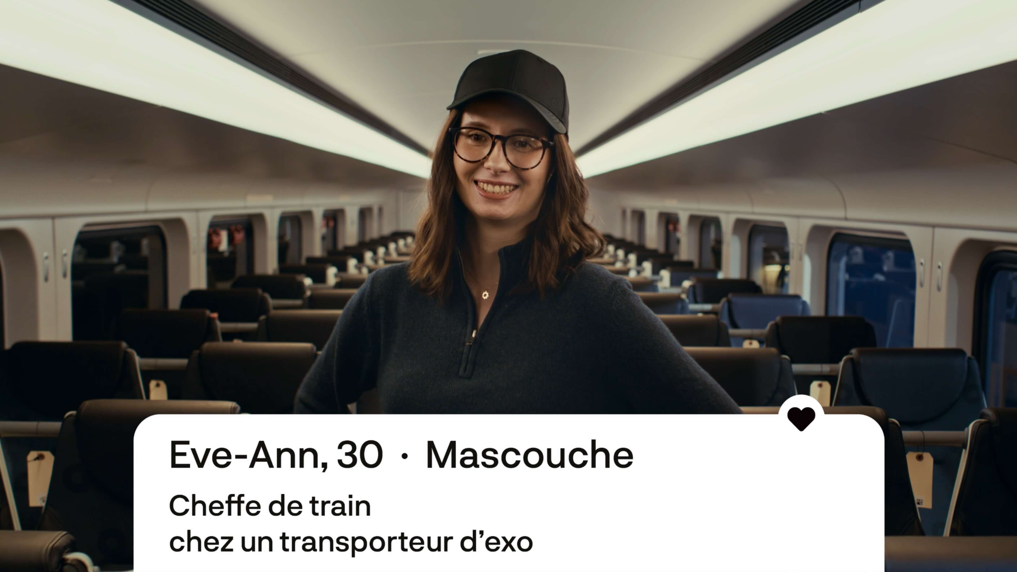 Eve-Ann, cheffe de train exo, souriante à bord d'un wagon