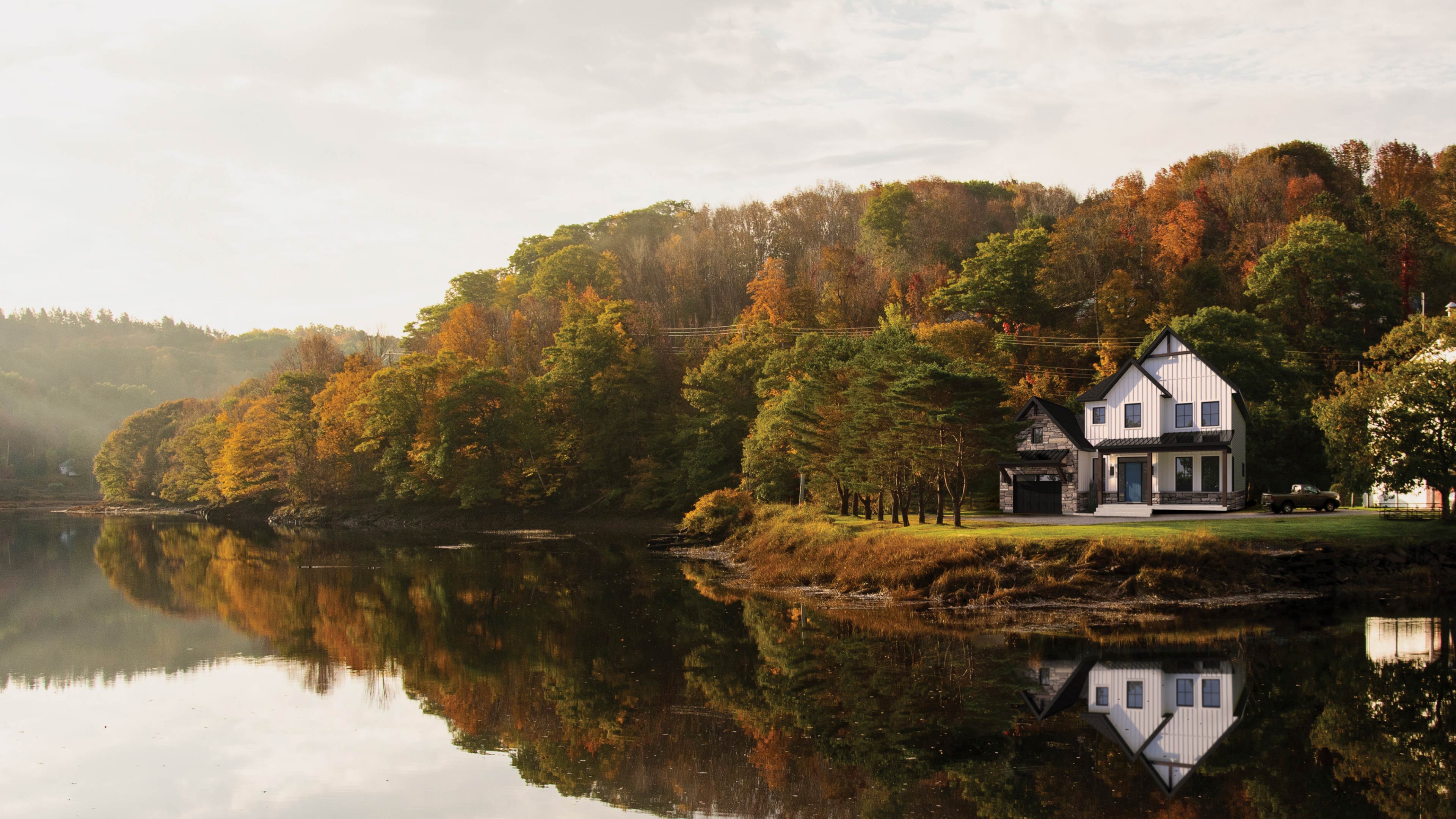 Chacha_Fabest_parallaxe-fin Maison au bord d'un lac en automne avec reflet dans l'eau